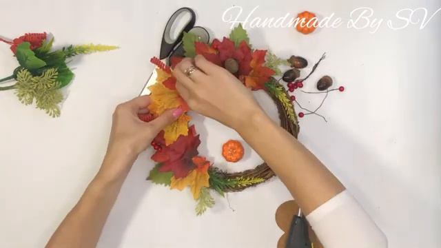 Осенний венок на дверь своими руками. Осенняя декорация. смотреть онлайн