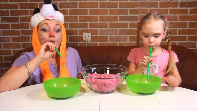 ЧЕЛЛЕНДЖ Игры с кинетическим песком Выдуваем из смузи трубки Blowing the kinetic sand from tube