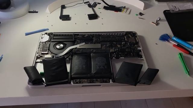 Замена SSD MacBook PRO 13 2015 со 128Gb на 500Gb. Открыл крышку а там … Вздулась батарея!