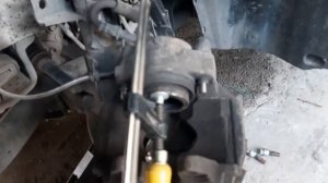 Как самому вдавить поршень переднего суппорта на Фольксвагене Т5 при замене колодок.