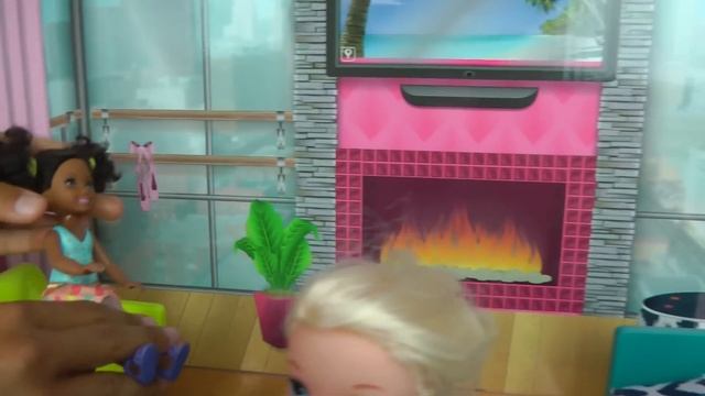 Anna Breaks A Laptop ! Elsa & Anna Toddlers Visit Nikki's House - Playdate - TV Watching