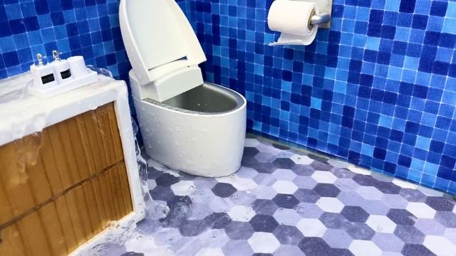 Monkey Baby Bon Bon forgot to turn off the water in the toilet and eat with duckling at the pool смотреть онлайн