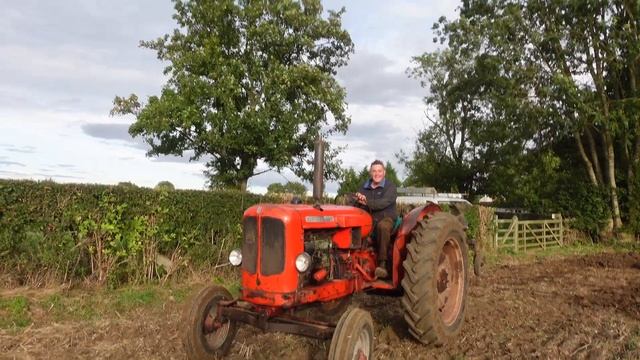Nuffield 460 & Ransomes TS-82 Ploughing смотреть онлайн