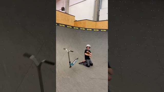 КАК СДЕЛАТЬ ТАК, ЧТОБЫ ХРУСТЕЛА РУЛЕВАЯ? ? #трюкинасамокате #scootering смотреть онлайн