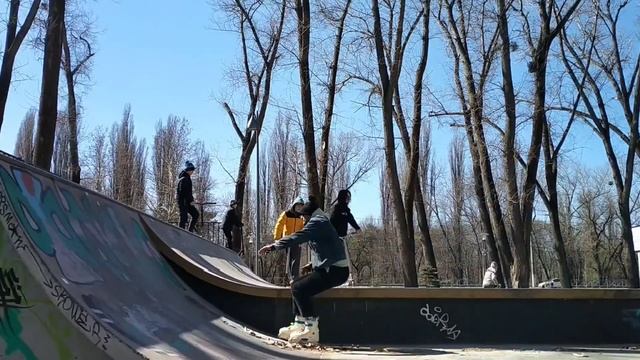 Роллеры жгут тряпки в скейтпарках. Плаза. Симферополь. смотреть онлайн