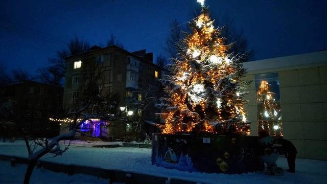 Предновогодняя Авдеевка. Пушистый снег и праздничные огни погрузили наш город в настоящую сказку. смотреть онлайн