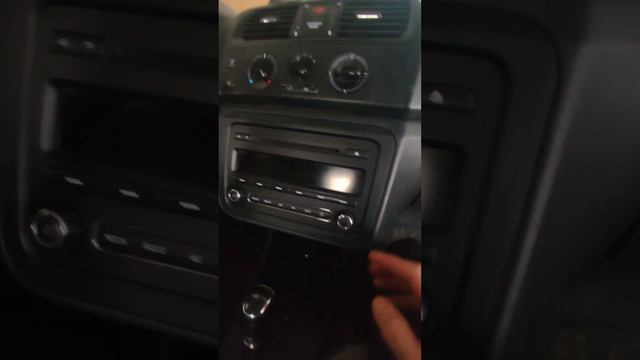 Снятие штатной магнитолы Шкода Фабия 2