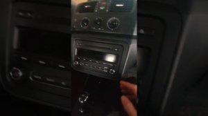 Снятие штатной магнитолы Шкода Фабия 2
