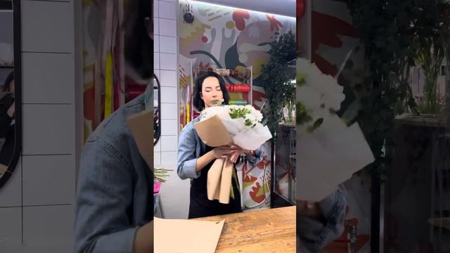 КАК ОФОРМИТЬ БУКЕТ В КРАФТ БУМАГУ ЗА 1 МИНУТУ смотреть онлайн