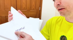 Макс и Катя играют в новый челлендж с шариками