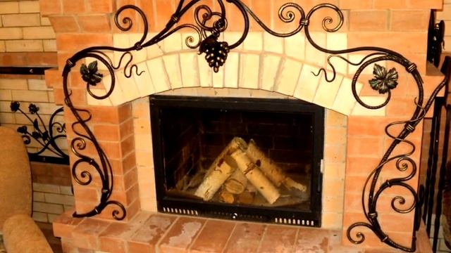 Красивый дизайн камина из красного кирпича украшение ковкой оформление идеи смотреть онлайн
