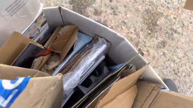 Французский бульдог Марсик инспектирует Металлик смотреть онлайн