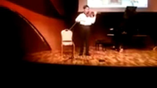 Izzyat Pechkurov plays Bach partita III E-dur Menuet I & II смотреть онлайн