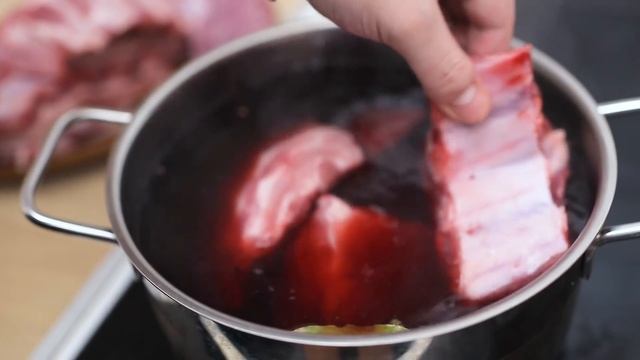 Как приготовить вкусные свиные ребрышки? [Мужская Кулинария] смотреть онлайн