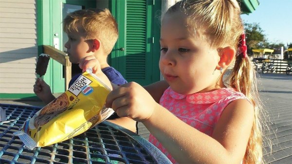 Vlog Lakes Park Children play on the playground, Family fun We ride a huge bicycle and a locomotive