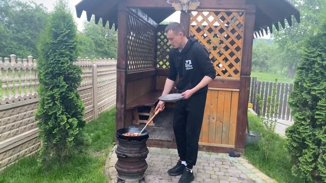 Шампіньйони з м'ясом в казані смотреть онлайн