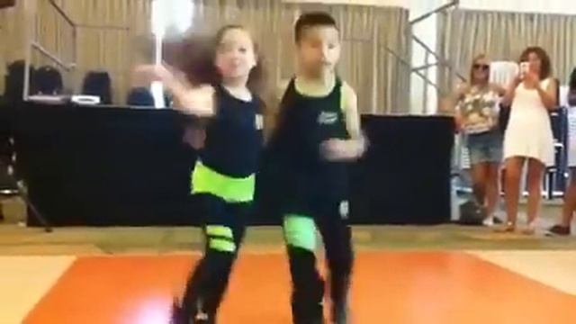 Salsa Shakes! Amazing dancing kids! смотреть онлайн