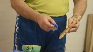 Нанесение оливкового и подсолнечного масла на дерево