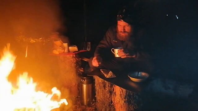 24 часа в лесу. Запекаю курицу в фольге. Строю землянку Часть 2. смотреть онлайн