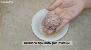 Тефтели ёжики из фарша с рисом на сковороде.