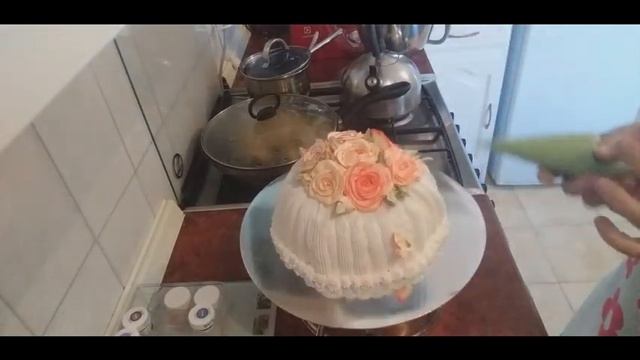 Оформление торта БЗК . Розы из Белково -заварного крема .