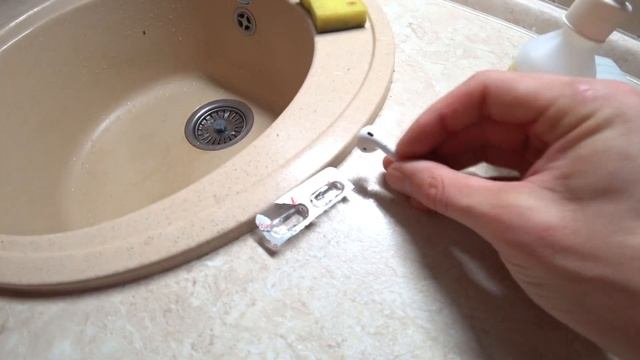 Чистим наушники AirPods от грязи. Лайфхак смотреть онлайн