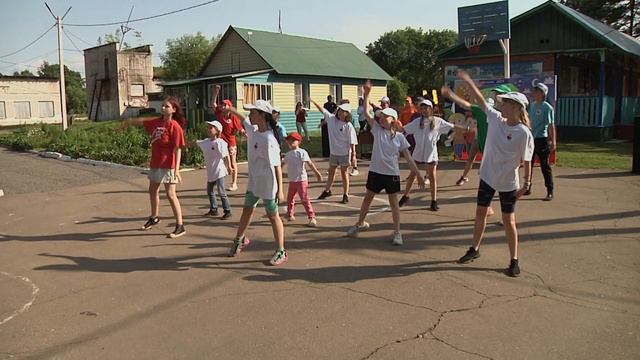 Откроют туристические тропы по России на летней смене в лагере «Юннаты» дети-сироты в Биробиджане смотреть онлайн