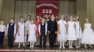 "Мир на планете" исполняет детский хор Подойниковского Д.К.