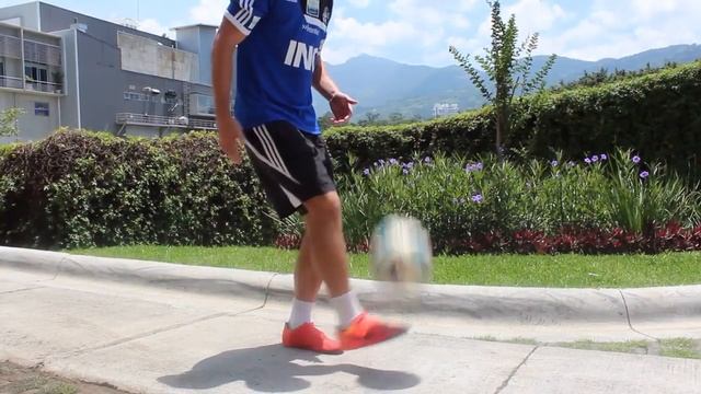How To Juggle A Soccer Ball | Tutorial For Beginners - Part 1 смотреть онлайн