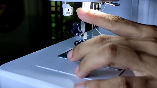 Bernette Sew & Go 8 Tutorial | Part 2 | Automatic Needle Threader in Bernette Sewing Machine смотреть онлайн