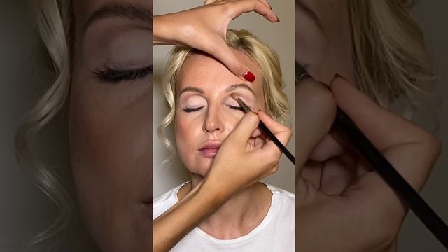 МАКИЯЖ с растушёванной стрелкой , матовый смотреть онлайн