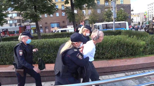 Жёсткое задержание Ольги Захаровой в Москве смотреть онлайн
