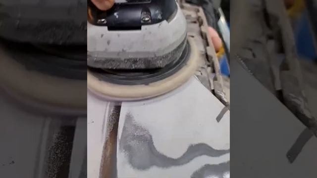 Счищаем чужую шпаклевку и нормально ровняем бампер на пластике! Также завариваем разрыв. смотреть онлайн