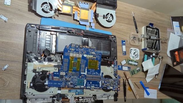 Alienware 17 R5 with liquid metal смотреть онлайн