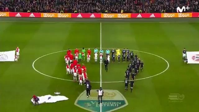 Прыжок с парашютом на футбольное поле смотреть онлайн