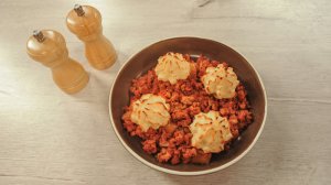 Куриная поджарка с розочками из картофеля. Французский салат