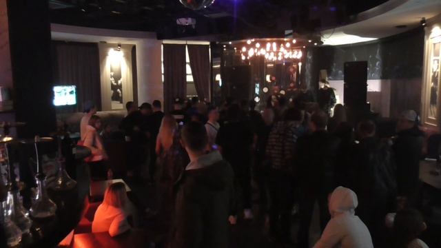 в кафе-ресторане в торговом центре москвы около метро лубянка весной вечером на выходных в заведени