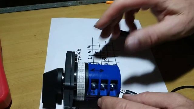 Мало кто знает как подключить нагрузки через пакетный кулачковый переключатель (рубильник). смотреть онлайн