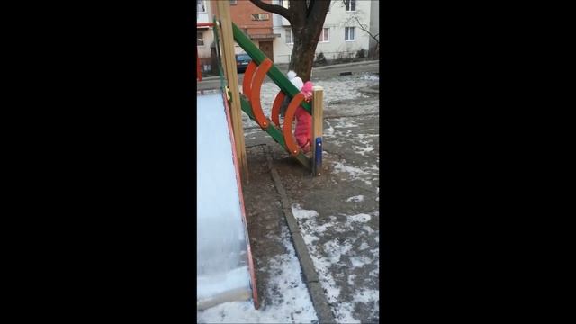 Провожаем Леру в школу. Гуляем на детской площадке, весело проводим время