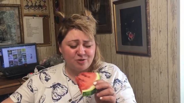 Купили первый арбуз и клубнику в этом году. Пробуем! смотреть онлайн
