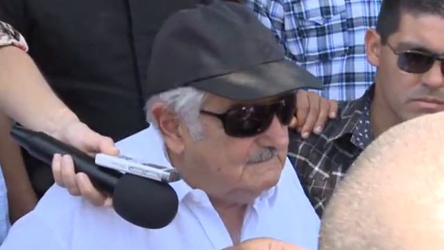 Declaraciones de Mujica en visita al hospital Artigas смотреть онлайн