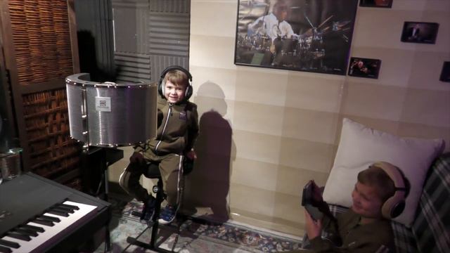 Запись детей в студии звукозаписи или как Даниил и Давид оторвались в Lion Blanc Musique Design Lab смотреть онлайн