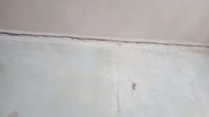 Чем заделать щель на потолке???