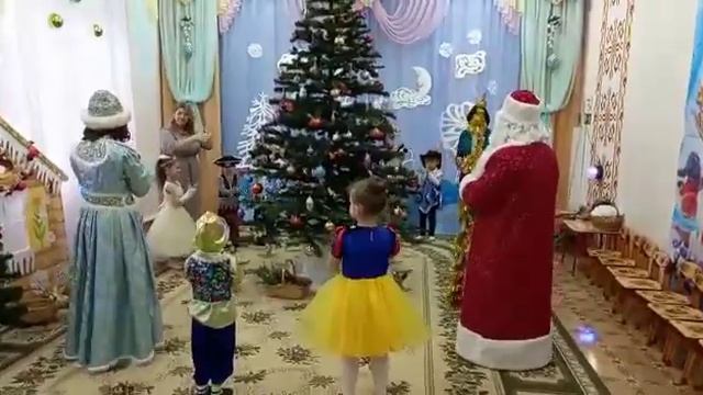 Новогодний хоровод Что нам нравится зимой? смотреть онлайн