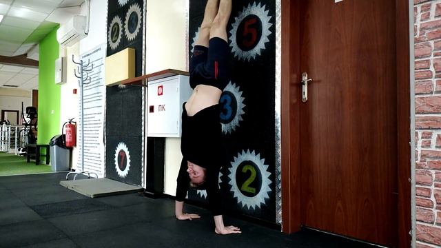 Как Научиться Стоять На РУКАХ ЗА 5 МИНУТ!(Для Начинающих!) смотреть онлайн