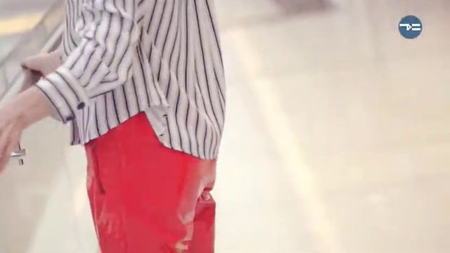 ВЕЩЬ НЕДЕЛИ: КРАСНЫЕ ЛАКОВЫЕ БРЮКИ смотреть онлайн