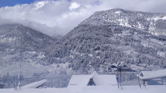 white blanket over the valley. #manali #bhrighuadventure #vashisht #snowfall смотреть онлайн