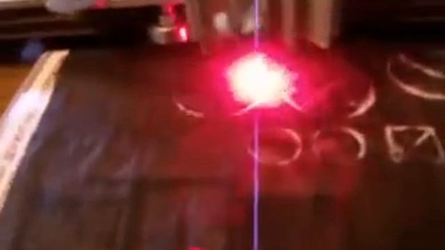 режу пленку на станке лазером.3gp смотреть онлайн