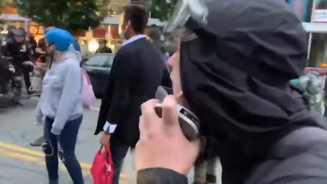Беспорядки в США Полиция зачищает территорию «автономной зоны» в Сиэтле смотреть онлайн
