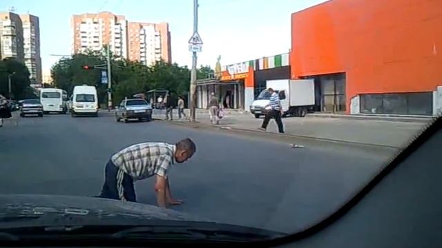 пьяный переползает дорогу смотреть онлайн